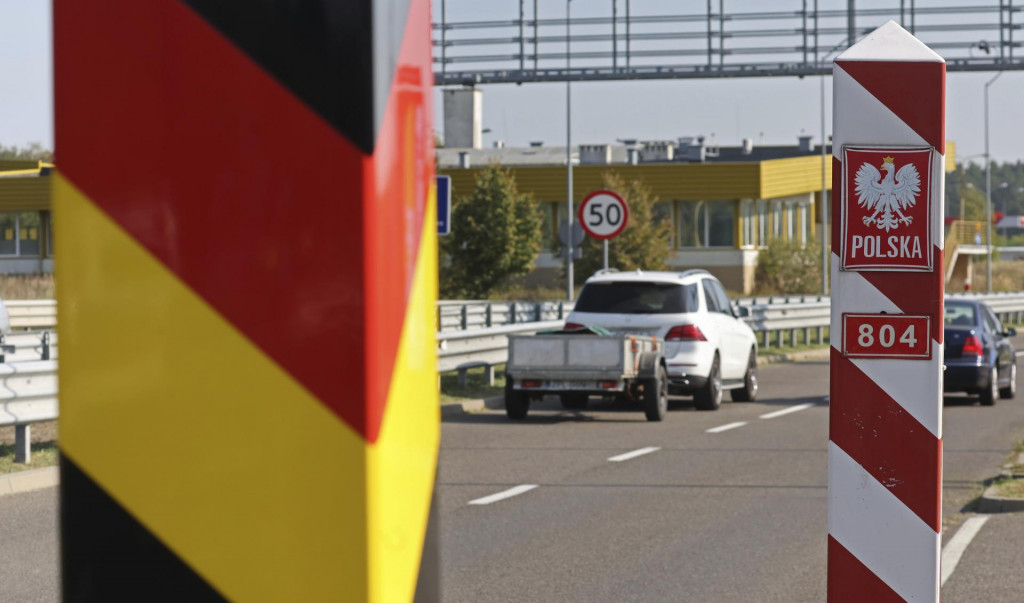 Prichádzajúce autá na hraniciach kontroluje zmiešaná hliadka, ktorú tvoria nemeckí policajti s colníkmi a poľskými príslušníkmi. FOTO TASR/AP
