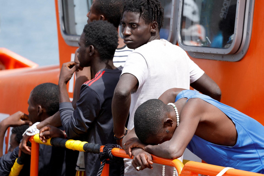 Migranti čakajú na vylodenie z plavidla španielskej pobrežnej stráže v prístave Arguineguin na ostrove Gran Canaria v Španielsku. FOTO: Reuters