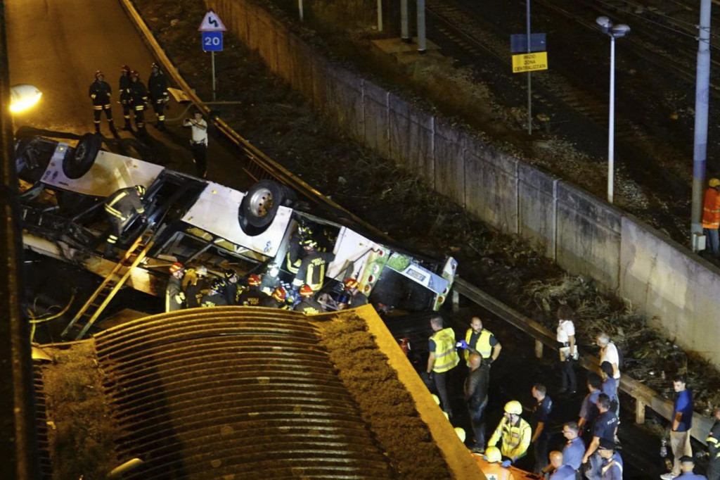 Záchranári zasahujú po tragickej nehode autobusu, ku ktorej došlo na predmestí talianskeho mesta Benátky. FOTO: TASR/AP