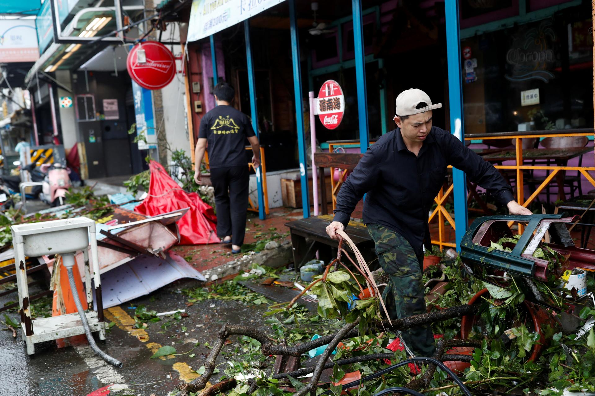 Na juhu Taiwanu vyčíňal tajfún, zranilo sa vyše tristo ľudí