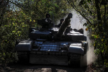 Ukrajinskí vojaci v tanku. FOTO: Reuters