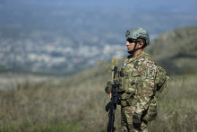 Azerbajdžanský vojak hliadkuje pri azerbajdžanskom meste Chankendi v Náhornom Karabachu 3. októbra 2023. FOTO: TASR/AP