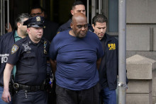 Zatýkanie Franka Jamesa, ktorý bol v októbri odsúdený na doživotie za streľbu v newyorskom metre. (13. apríla 2022) FOTO: AP/TASR