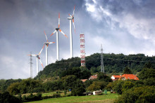 Obci Cerová dominuje prvá veterná elektráreň na Slovensku. Postavili ju v rokul 2003.

FOTO: HN/Pavol Funtál