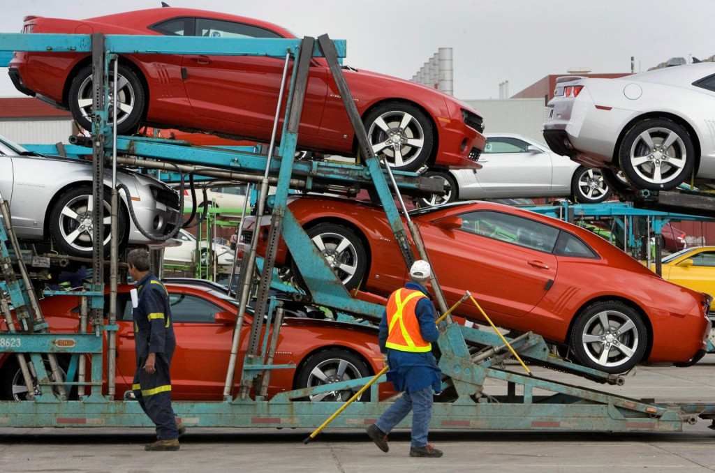 : Pracovníci automobilky General Motors. FOTO: Reuters