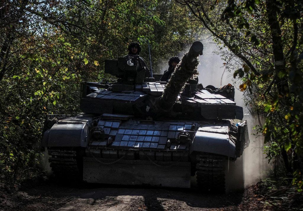 Ukrajinskí vojaci v tanku. FOTO: Reuters