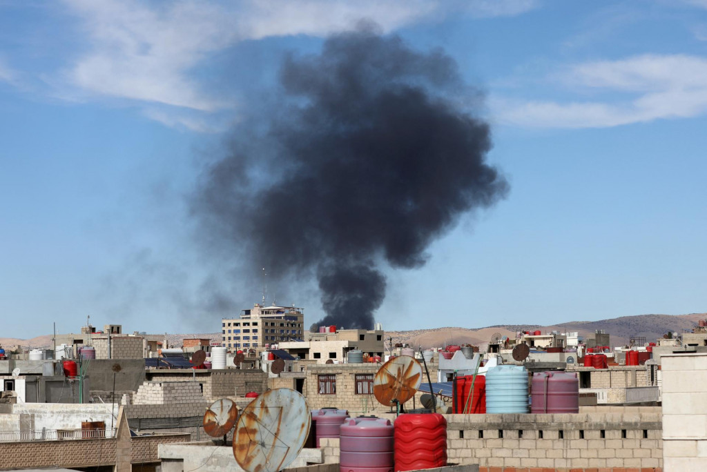 Dym stúpa zo sýrskeho mesta Qamishli na severovýchode Sýrie kontrolovaného Kurdmi. FOTO: Reuters