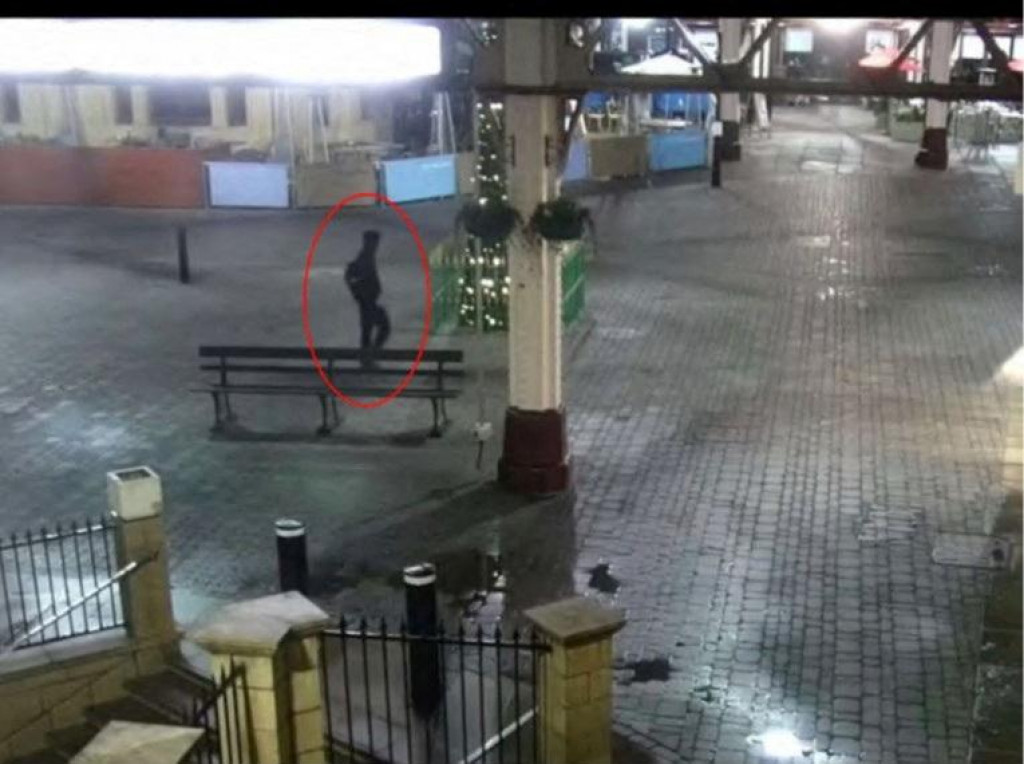 Jaswant Singh Chail kr&aacute;ča v centre mesta Windsor v rann&yacute;ch hodin&aacute;ch 25. decembra 2021 na z&aacute;bere z bezpečnostn&yacute;ch kamier. FOTO: Reuters