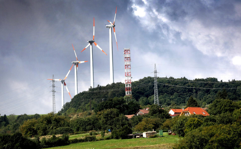 Obci Cerová dominuje prvá veterná elektráreň na Slovensku. Postavili ju v rokul 2003.

FOTO: HN/Pavol Funtál