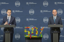 Symbolom dočasnej vlády budú pravdepodobne stavebnicové kocky vizuálne zdôraznené medzi premiérom Ódorom (vpravo) a ministrom financií Horváthom. FOTO: TASR/M. Baumann