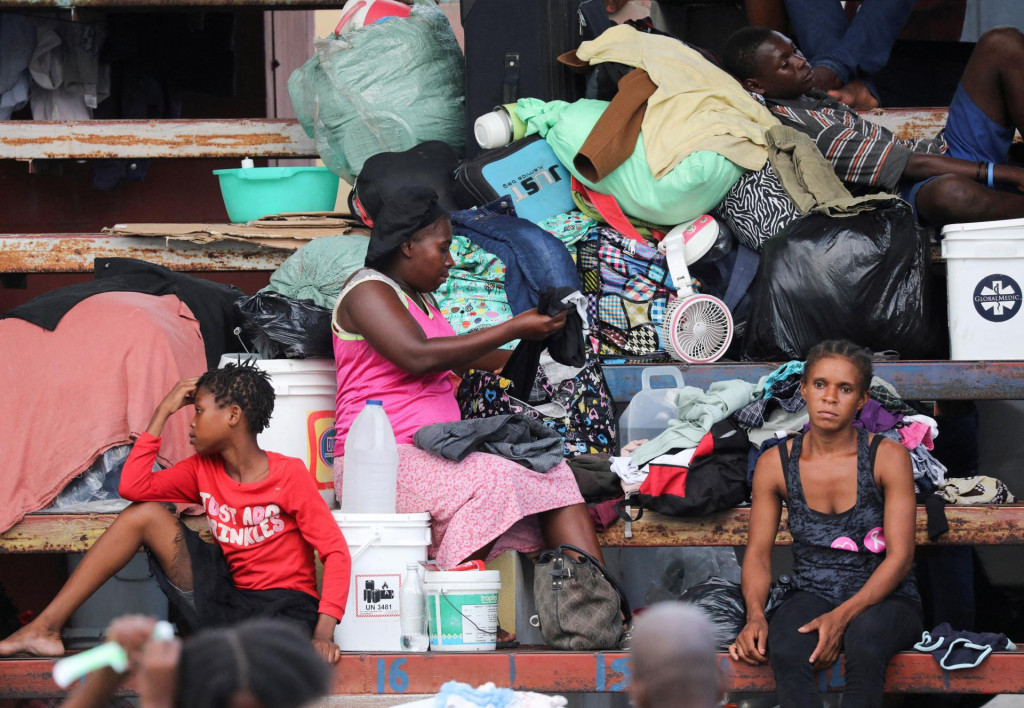 Ľudia utekajúci pred násilím gangov sa ukrývali v športovej aréne v Port-au-Prince na Haiti. FOTO: Reuters