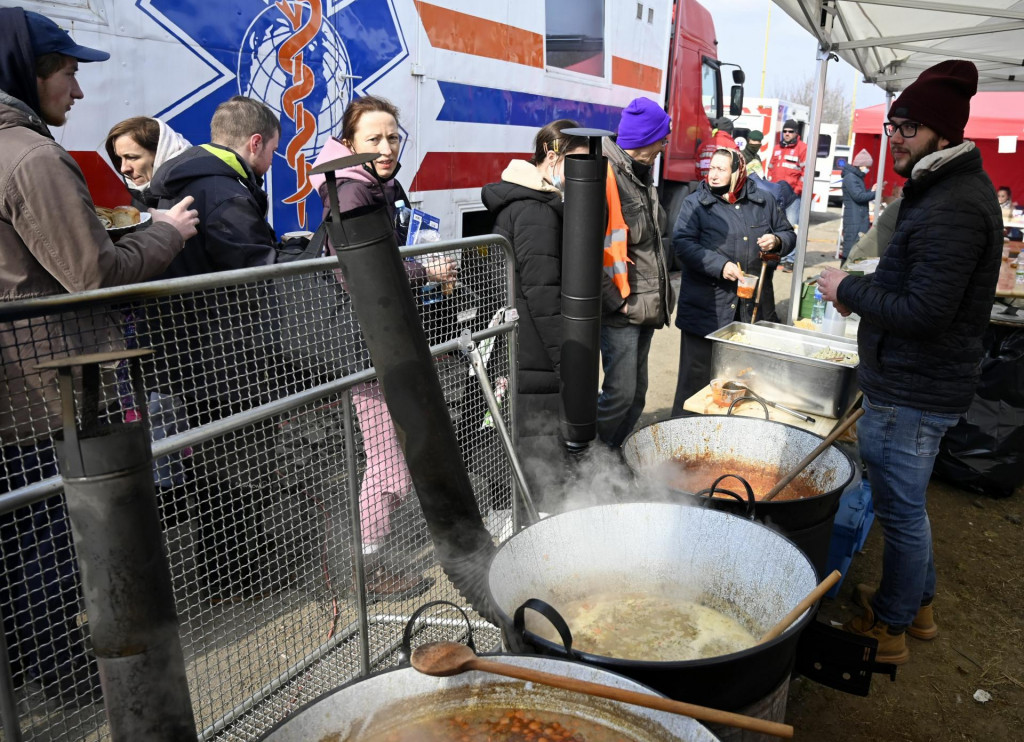 Najväčia vlna utečencov z Ukrajiny sa zdvihla hneď po spustení ruskej invázie. V marci 2022 na hraničnom priechode Vyšené Nemecké im vydávali teplé jedlo. FOTO: TASR/Roman Hanc
