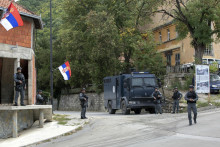Kosovskí policjati hliadkujú v okolí pravoslávneho kláštora v dedine Banjska, 27. septembra 2023. FOTO TAST/AP