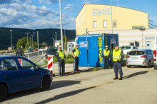 Policajné kontroly na rakúsko - slovenskej hranici Berg/Bratislava - Petržalka. FOTO: TASR/Jakub Kotian