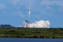 Raketa Atlas 5, za ktorou stojí skupina United Launch Alliance spoločností Boeing a Lockheed Martin, odštartovala z floridského mysu Canaveral. FOTO: Reuters