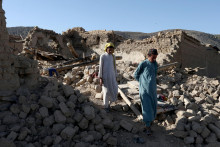 Afganci prechádzajú troskami poškodených domov zemetrasení v v provincii Paktika, Afganistan, 25. júna 2022. FOTO: Reuters