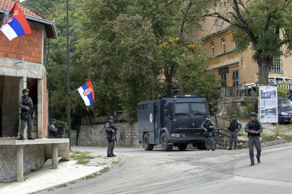 Kosovskí policjati hliadkujú v okolí pravoslávneho kláštora v dedine Banjska, 27. septembra 2023. FOTO TAST/AP