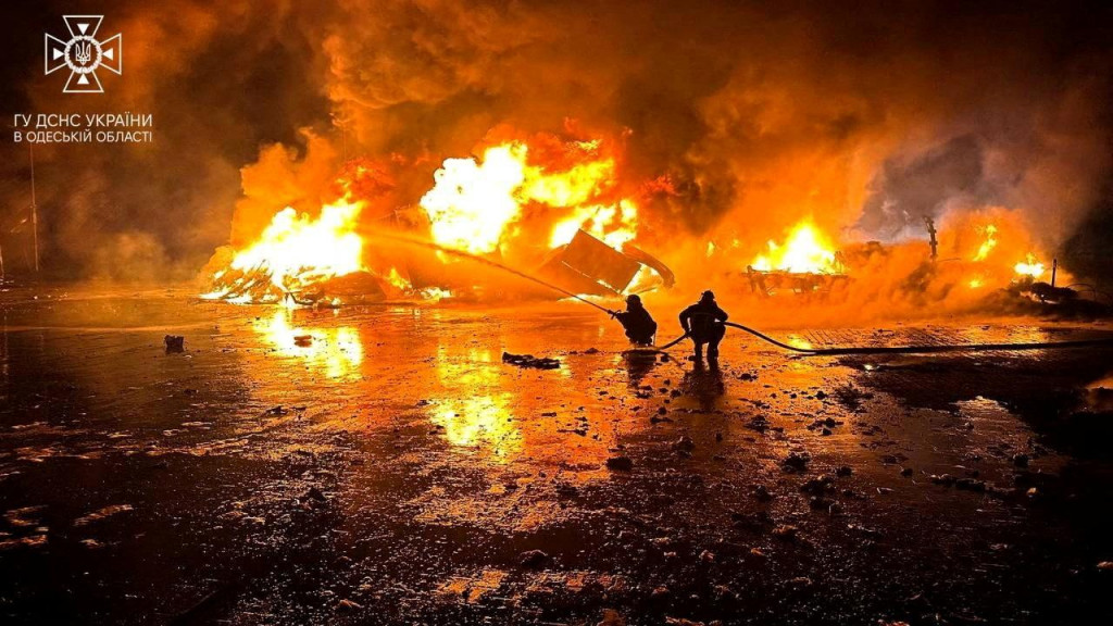 Hasiči pracujú v areáli prístavu na rieke Dunaj poškodenom zásahom ruského bezpilotného lietadla v Odeskej oblasti. FOTO: Reuters