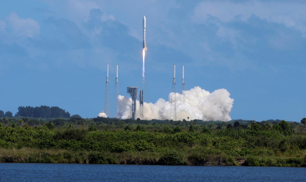 Raketa Atlas 5, za ktorou stojí skupina United Launch Alliance spoločností Boeing a Lockheed Martin, odštartovala z floridského mysu Canaveral. FOTO: Reuters