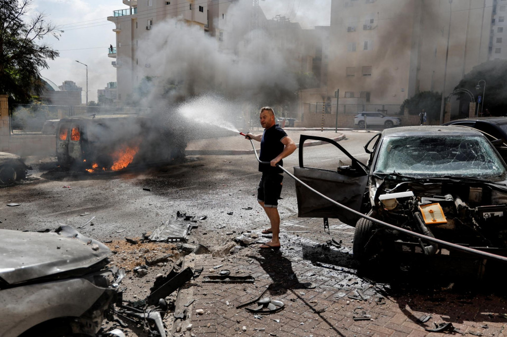 Dôsledok dopadu rakiet v izraelskom meste Aškelon. FOTO: Reuters