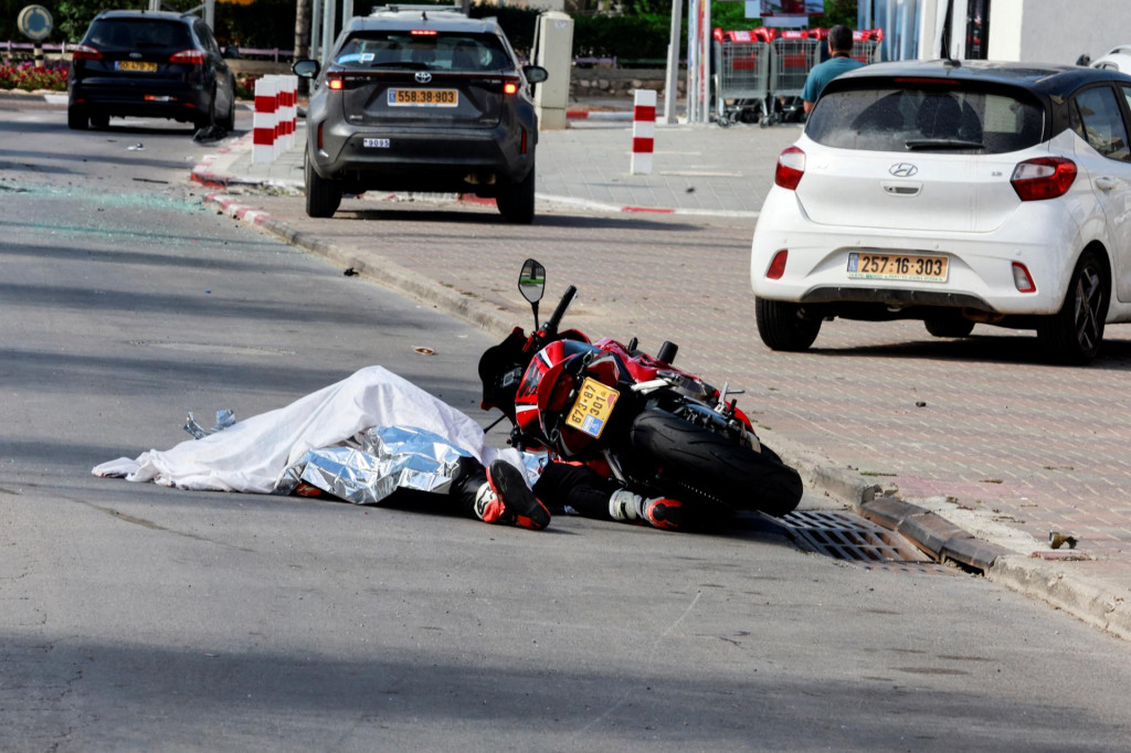 Obeťou palestínskeho útoku sa stal aj motorkár. FOTO: Reuters