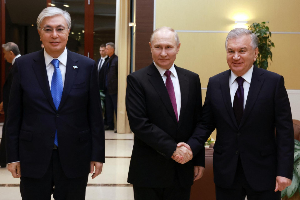 Ruský prezident Vladimir Putin sa stretol s kazašským prezidentom Kassym-Jomartom Tokajevom a uzbeckým prezidentom Shavkatom Mirziyojevom v štátnej rezidencii Novo-Ogaryovo pri Moskve. FOTO: Reuters