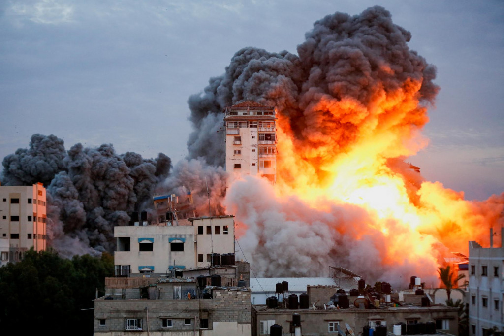 Dym a plamene sa šíria po tom, čo izraelské sily zasiahli výškovú vežu v meste Gaza. FOTO: Reuters