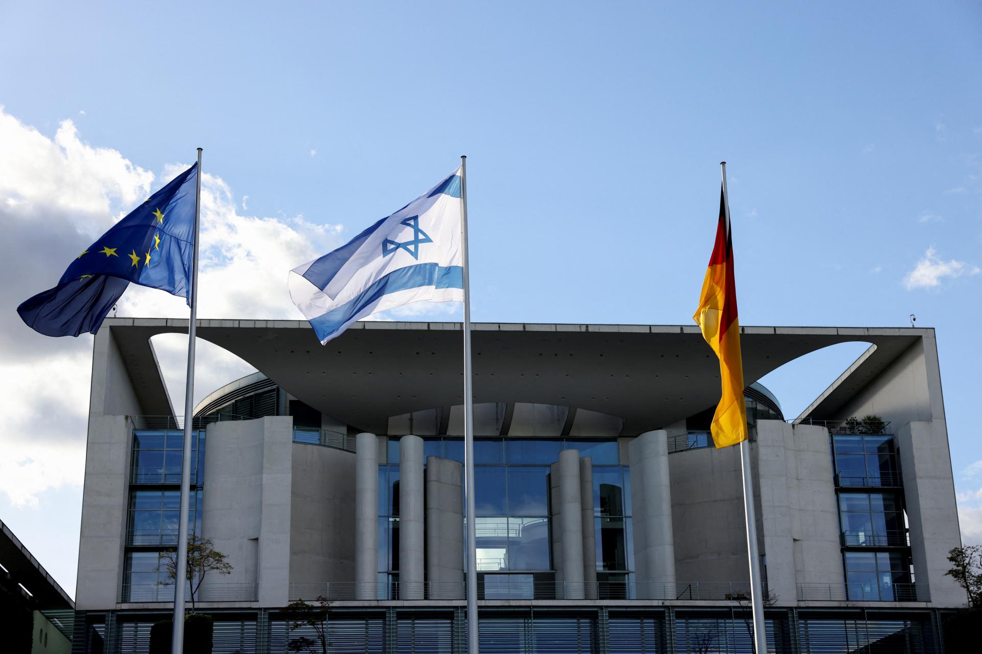 Nemecký kancelár Scholz uistil Izrael o podpore. Berlín však preskúma aj pomoc pre Palestínčanov