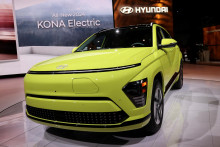 A Hyundai Kona electric vehicle is displayed at the New York International Auto Show, in Manhattan, New York City, U.S., April 5, 2023. REUTERS/Andrew Kelly/ SNÍMKA: Andrew Kelly