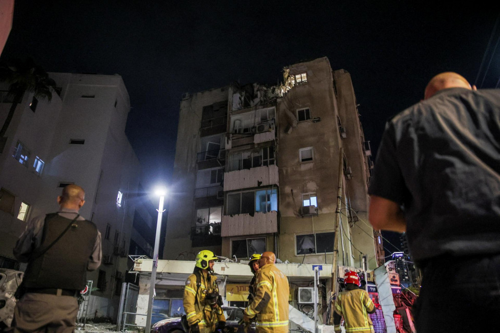 Poškodená budova v izraelskom meste Tel Aviv, ktorú zasiahla raketa vypálená z pásma Gazy. FOTO: Reuters