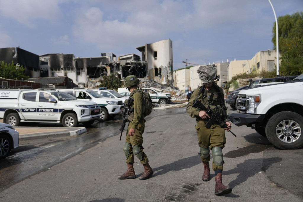 Izraelskí vojaci hliadkujú pri policajnej stanici v meste Sderot, ktorej sa v sobotu zmocnili militanti Hamasu. FOTO: TASR/AP