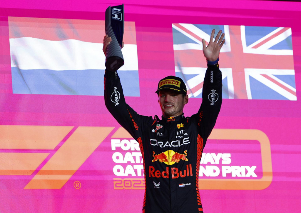 Max Verstappen oslavuje po víťazstve v Katare. FOTO: Reuters