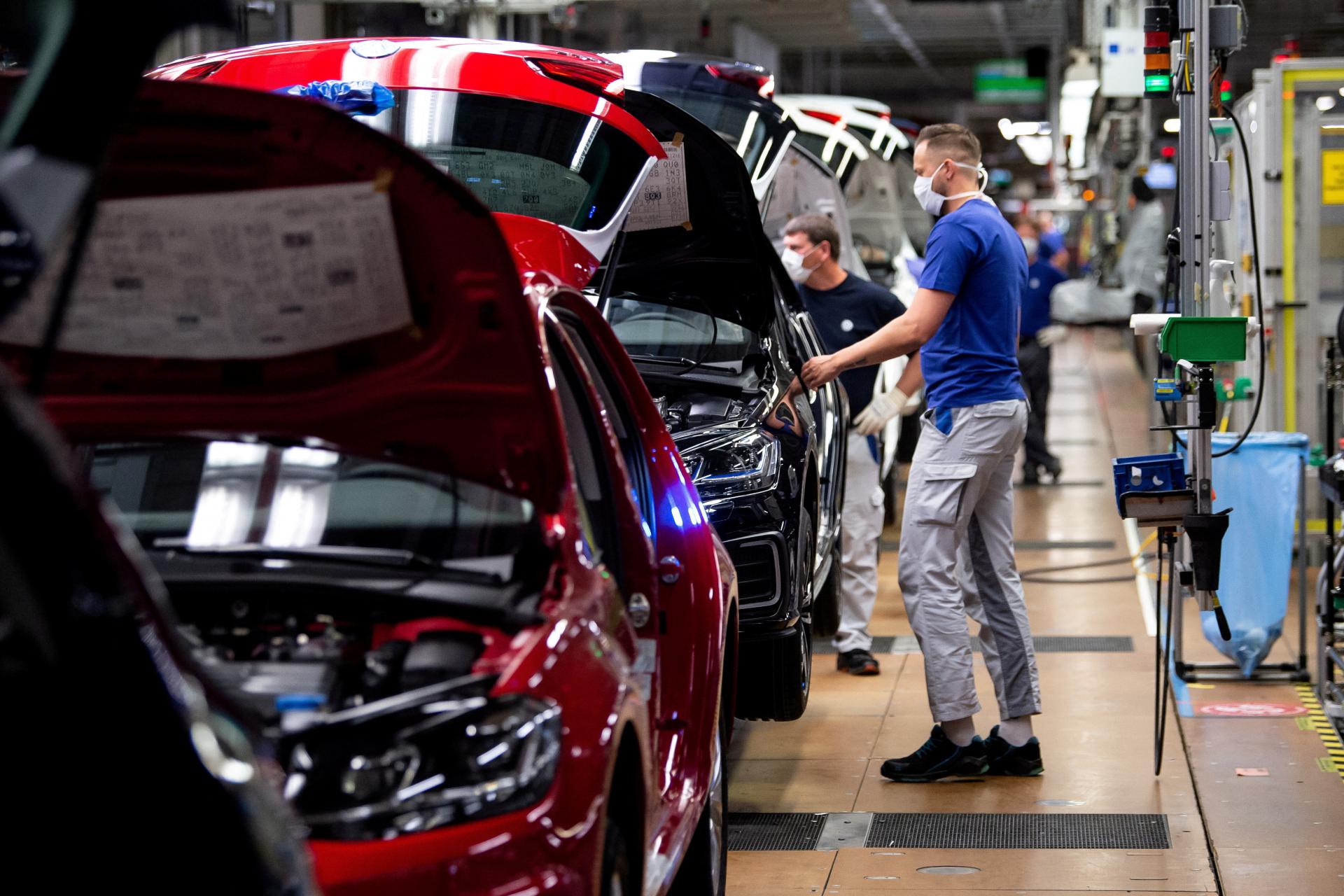 Nemecký priemysel klesol štvrtý mesiac po sebe, zachraňovali ho automobilky