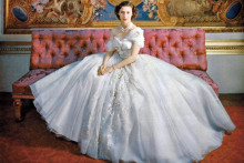 Britská princezná Margaret (1930 – 2002) v šatách od Diora pri príležitosti svojich 21. narodenín v roku 1951. SNÍMKA: Reprofoto, Z Knihy Miss Dior