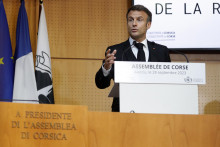 Francúzsky prezident Macron v prejave dňa 28. septembra 2023 naznačil možnosť väčšej autonómie stredomorského ostrova. FOTO: TASR/AP
