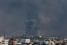 Stúpajúci dym po izraelských útokoch v Gaze. FOTO: REUTERS