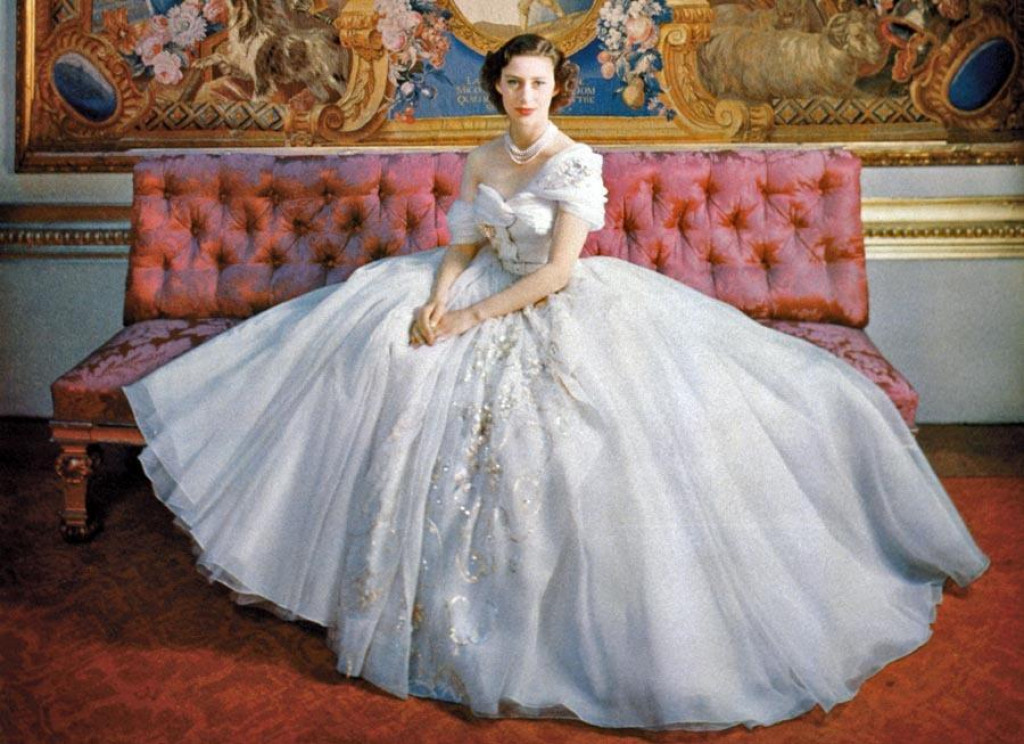Britská princezná Margaret (1930 – 2002) v šatách od Diora pri príležitosti svojich 21. narodenín v roku 1951. SNÍMKA: Reprofoto, Z Knihy Miss Dior