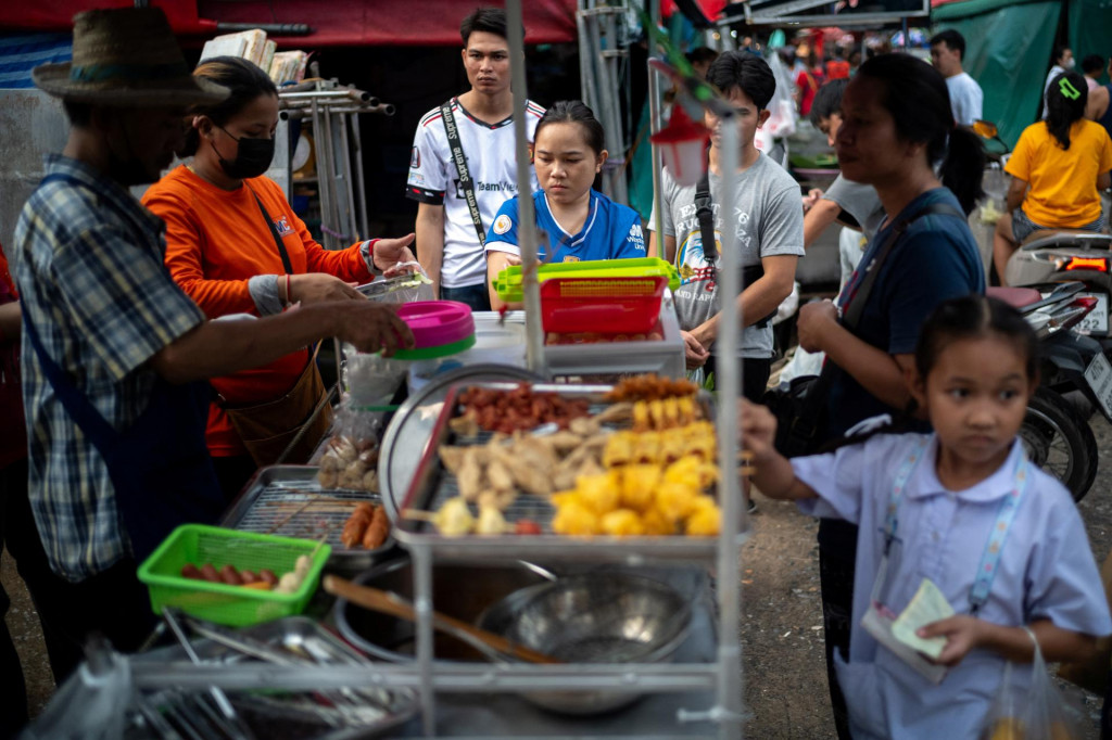 Ľudía si kupujú potraviny v thajskom Bangkoku. FOTO: REUTERS