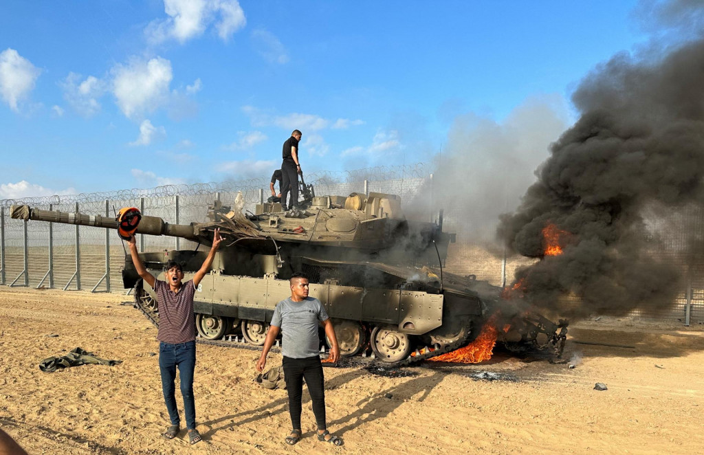 Palestínski ozbrojenci prenikli do oblastí južného Izraela, na izraelskej strane hranice medzi Izraelom a Gazou. FOTO: Reuters