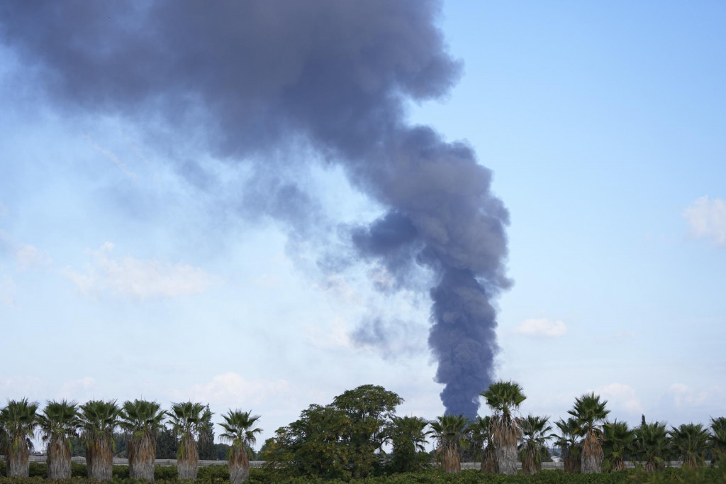 Hustý čierny dym stúpa po raketovom útoku z pásma Gazy na juhu Izraela. FOTO: TASR/AP