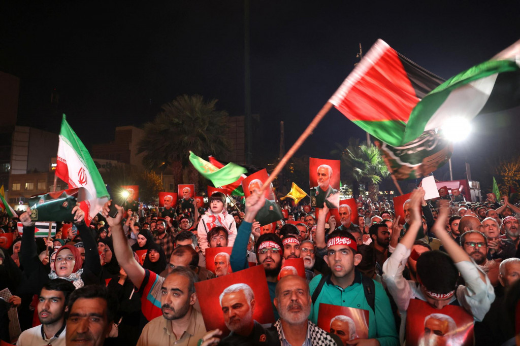 Iránci oslavujú počas zhromaždenia na podporu Palestínčanov v Teheráne. FOTO: Reuters