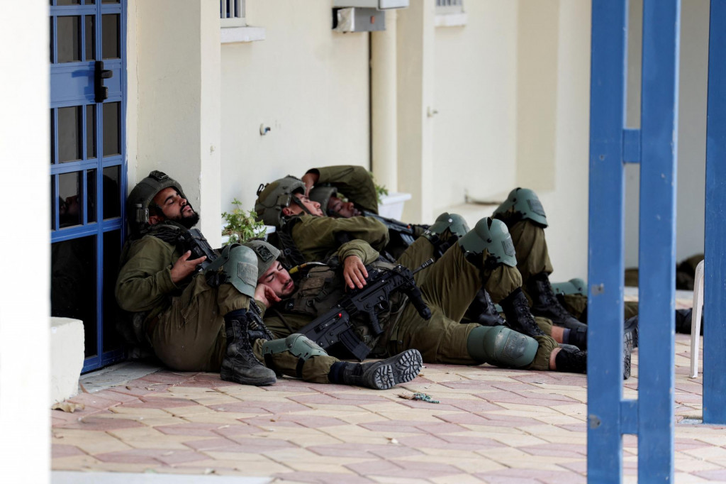 Israelskí vojaci odpočívajú v meste Sderot pri Gaze po bojoch s teroristami z Hamasu. FOTO: Reuters
