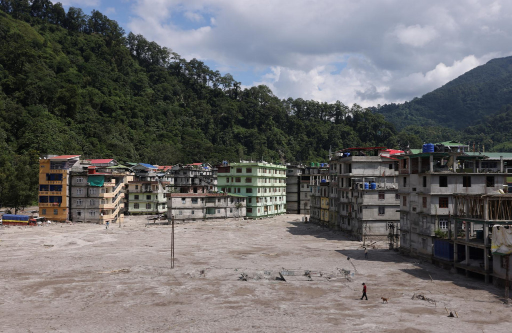 Prízemia budov sú pochované v troskách spôsobených bleskovými povodňami po pretrhnutí jazera v Rangpo v indickom štáte Sikkim. FOTO: Reuters