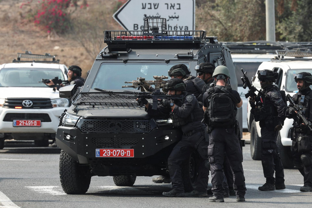 Izraelské bezpečnostné zložky počas boja s teroristami z organizácie Hamas pri meste Sderot. FOTO: Reuters