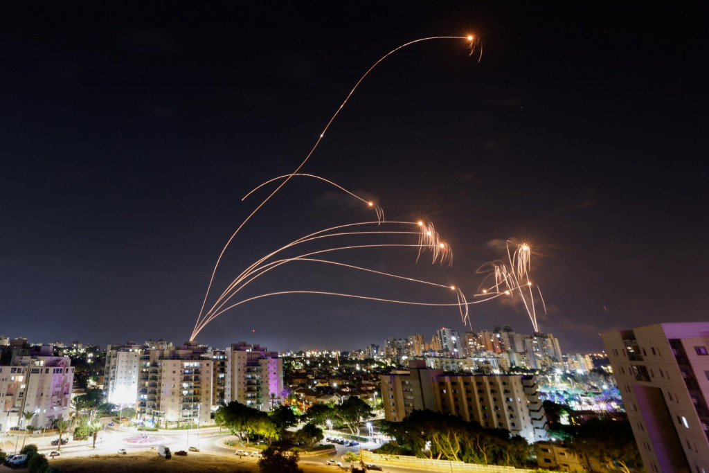 Izraelský protiraketový systém Železná kupola zachytil rakety odpálené z pásma Gazy pri pohľade z mesta Aškelon. FOTO: Reuters