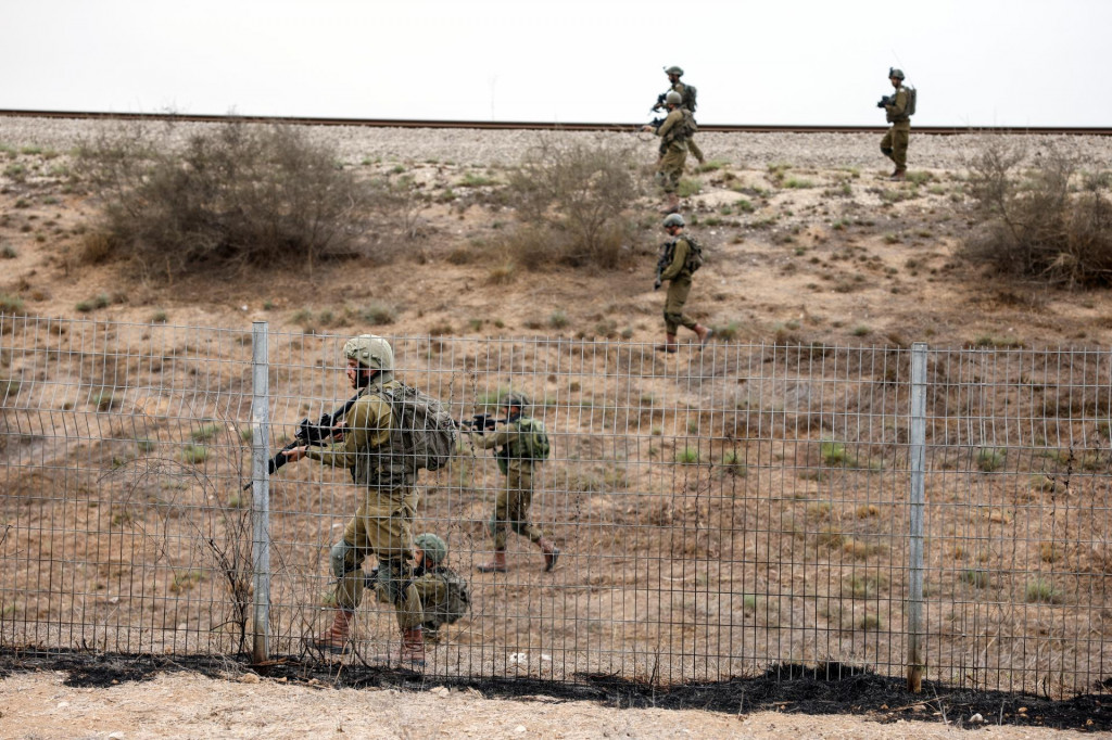 Izraelskí vojaci hliadkujú v oblasti neďaleko Sderotu v Izraeli. FOTO: Reuters