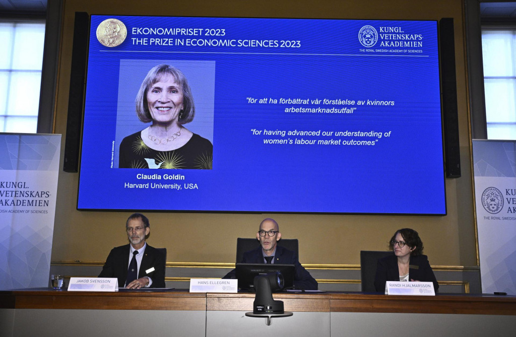 Američanka Claudia Goldinová, ktorej udelili Nobelovu cenu za ekonómiu za prvý komplexný prehľad o príjmoch a účasti žien na trhu práce v priebehu storočí. FOTO: TASR/AP