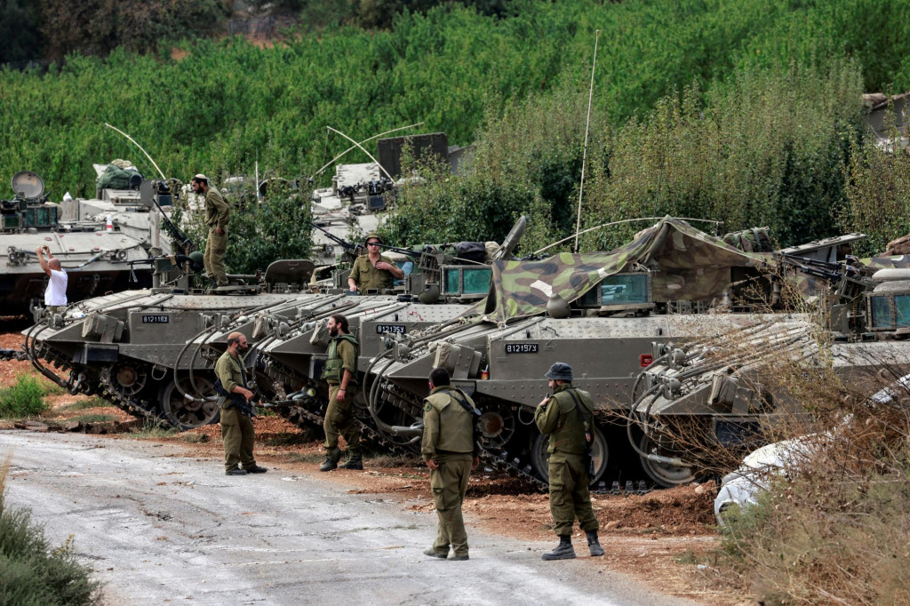 Izraelskí vojaci pri hraniciach s Libanonom. FOTO: Reuters