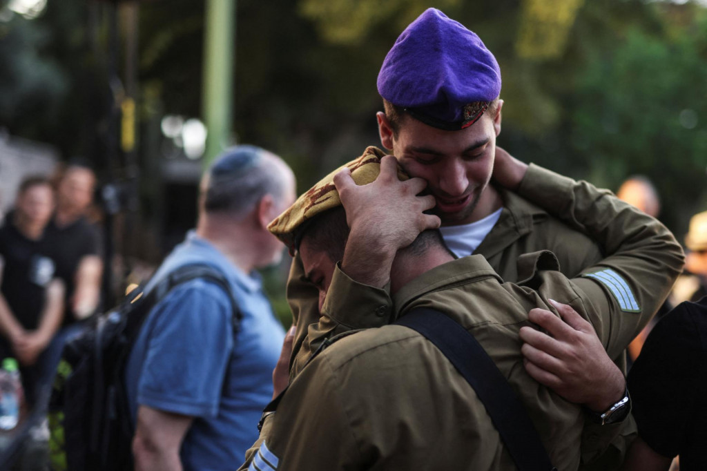 Izraelskí vojaci smútia na pohrebe za vojakom, ktorého zabili pri útoku militantov Hamasu. FOTO: Reuters