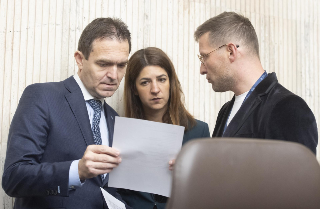 Na sn&iacute;mke zľava premi&eacute;r Ľudov&iacute;t &Oacute;dor, ved&uacute;ca kancal&aacute;rie predsedu vl&aacute;dy Veronika Gul&aacute;&scaron;ov&aacute; a ved&uacute;ci &Uacute;radu vl&aacute;dy Michal Luciak počas 19. sch&ocirc;dze vl&aacute;dy Slovenskej republiky v stredu 11. okt&oacute;bra. FOTO: TASR/ M. Baumann